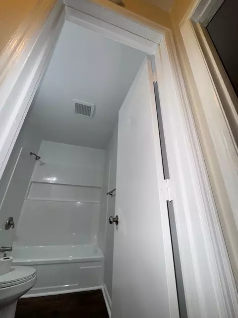 Bath - 330 Maddock Ave NE, Roanoke, VA 24012 photo 3 of 5