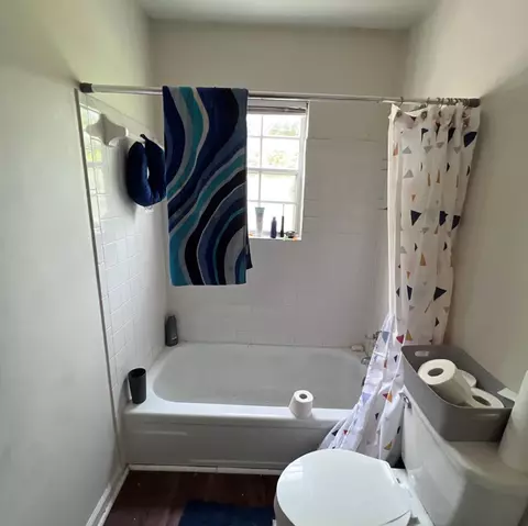 Bath - 330 Maddock Ave NE, Roanoke, VA 24012 photo 2 of 5
