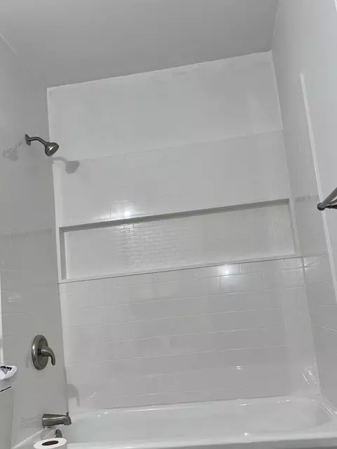 Bath - 330 Maddock Ave NE, Roanoke, VA 24012 photo 4 of 5
