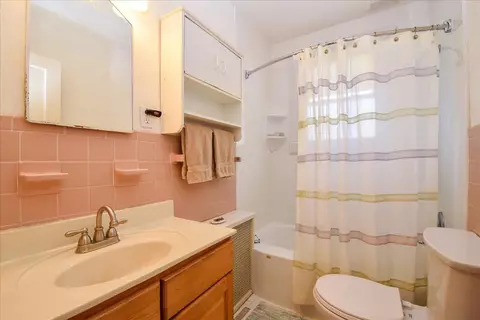 Bath - 3108 Spring Rd SW, Roanoke, VA 24015 photo 1 of 2