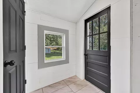 Entry Way - 402 7th St, Salem, VA 24153 photo 1 of 4