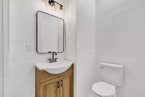 Bath - 402 7th St, Salem, VA 24153 photo 2 of 4