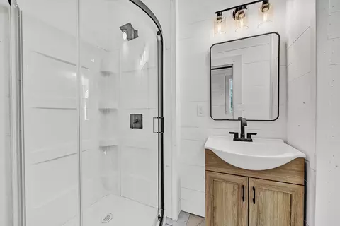 Bath - 402 7th St, Salem, VA 24153 photo 1 of 4
