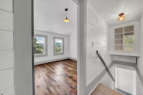 Entry Way - 402 7th St, Salem, VA 24153 photo 2 of 4