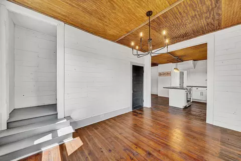 Dining - 402 7th St, Salem, VA 24153 photo 1 of 1