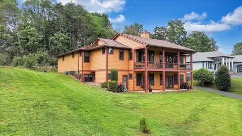 209 Park Shores Cir, Moneta, VA 24121