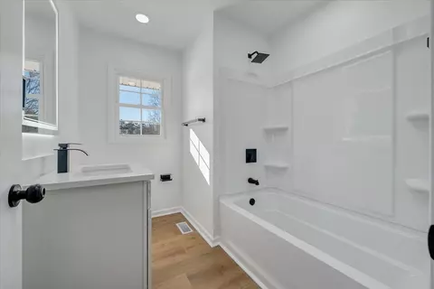 Bath - 1631 Eanes Rd, Roanoke, VA 24014 photo 2 of 2