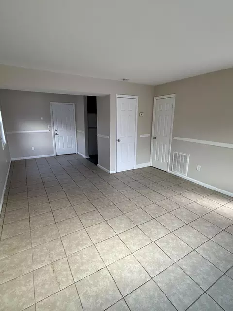 Living - 1608 Eastern Ave NE, Roanoke, VA 24012 photo 3 of 4