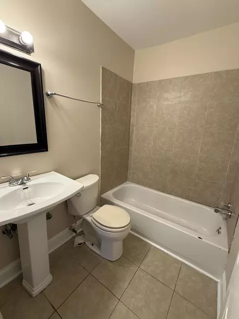 Bath - 1608 Eastern Ave NE, Roanoke, VA 24012 photo 1 of 2