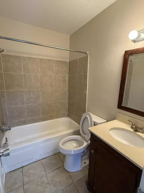 Bath - 1608 Eastern Ave NE, Roanoke, VA 24012 photo 2 of 2