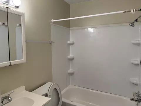 Bath - 1634 Eastern Ave NE, Roanoke, VA 24012 photo 1 of 1