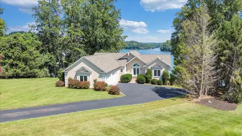 451 Sourwood Dr, Hardy, VA 24101