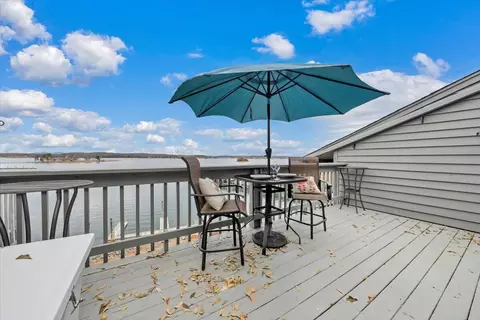 93 Peninsula Point Dr #B-5, Moneta, VA 24121