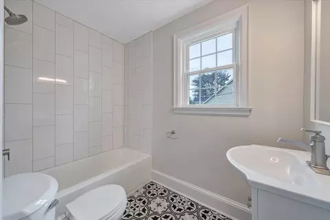 Bath - 204 Beech St NW, Roanoke, VA 24017 photo 1 of 2
