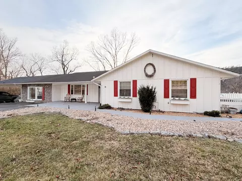 306 Woodbrook Dr, Covington, VA 24426