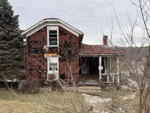 820 Girard Ave, Clifton Forge, VA 24422