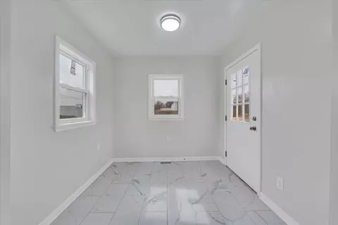 Entry Way - 2002 Wayne St NE, Roanoke, VA 24012 photo 2 of 4