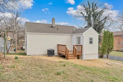 Exterior - 2002 Wayne St NE, Roanoke, VA 24012 photo 4 of 13