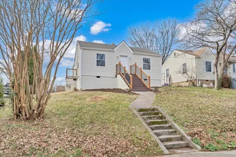 Exterior - 2002 Wayne St NE, Roanoke, VA 24012 photo 7 of 13