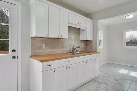 Kitchen - 2002 Wayne St NE, Roanoke, VA 24012 photo 2 of 5