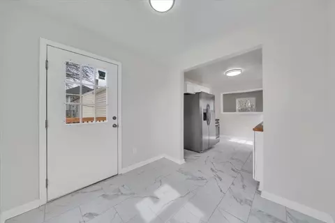 Entry Way - 2002 Wayne St NE, Roanoke, VA 24012 photo 3 of 4