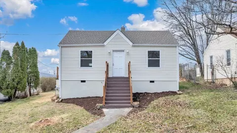 2002 Wayne St NE, Roanoke, VA 24012
