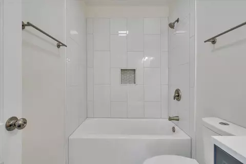 Bath - 2002 Wayne St NE, Roanoke, VA 24012 photo 2 of 2