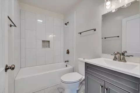 Bath - 2002 Wayne St NE, Roanoke, VA 24012 photo 1 of 2