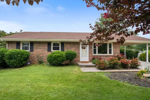 6890 Riverbend Dr, Fairlawn, VA 24141