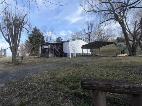 262 Lowe St, Buchanan, VA 24066 photo 3