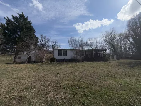 262 Lowe St, Buchanan, VA 24066 photo 2