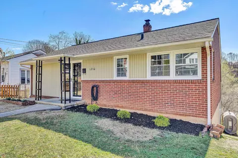 Exterior - 1210 Howbert Ave SW, Roanoke, VA 24015 photo 2 of 13