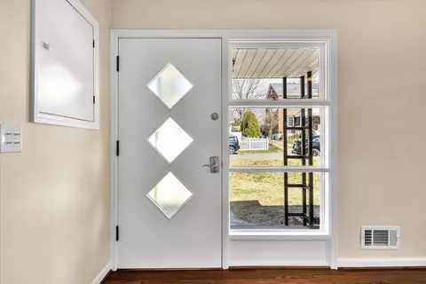 Entry Way - 1210 Howbert Ave SW, Roanoke, VA 24015 photo 1 of 2