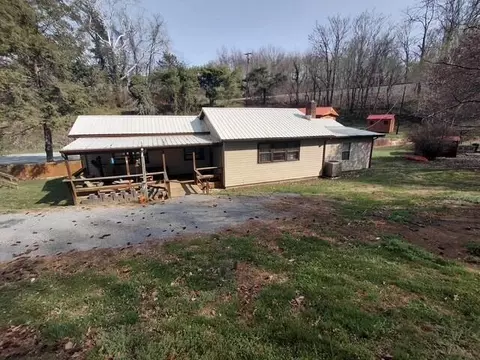 33 James River Ter, Buchanan, VA 24066