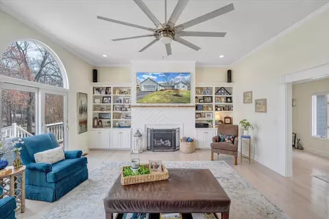 Living - 110 Windward Dr, Moneta, VA 24121 photo 3 of 8