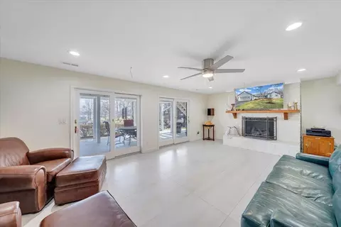 Living - 110 Windward Dr, Moneta, VA 24121 photo 6 of 8
