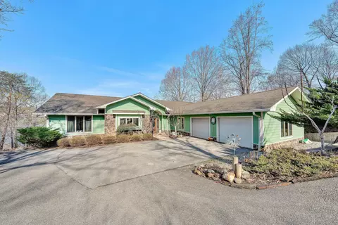 23 Waterpoint Ct, Moneta, VA 24121
