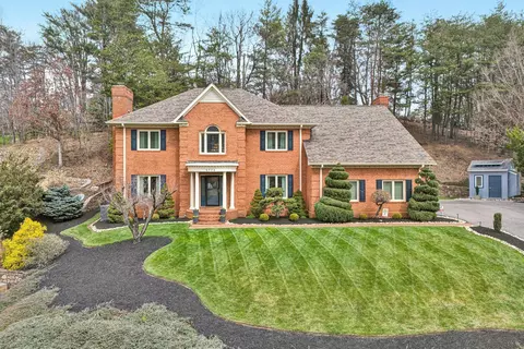 6524 Fairway Estates Dr, Roanoke, VA 24018