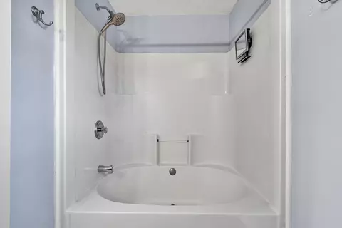 Bath - 804 Aster St, Roanoke, VA 24019 photo 1 of 1