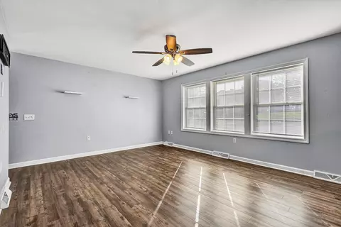 Living - 804 Aster St, Roanoke, VA 24019 photo 1 of 5