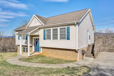 Exterior - 804 Aster St, Roanoke, VA 24019 photo 2 of 9