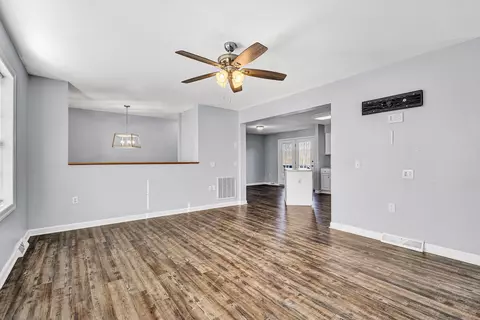 Living - 804 Aster St, Roanoke, VA 24019 photo 2 of 5