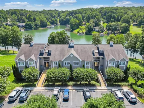 335 S Pointe Shore Dr #308, Moneta, VA 24121