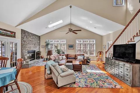 Living - 5671 Split Rail Ln, Roanoke, VA 24018 photo 2 of 3