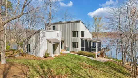 232 Peninsula Dr, Moneta, VA 24121