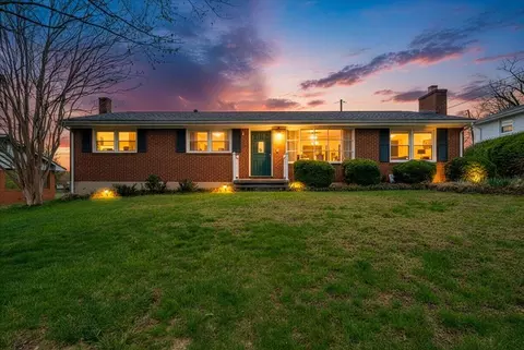 727 Plantation Cir, Roanoke, VA 24019