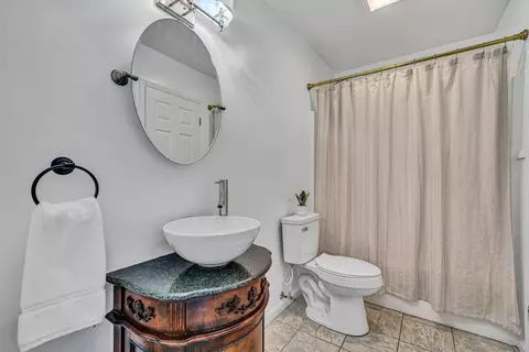 Bath - 7311 Maple Ct, Roanoke, VA 24018 photo 2 of 5