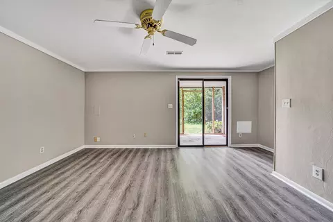 Living - 7311 Maple Ct, Roanoke, VA 24018 photo 5 of 5