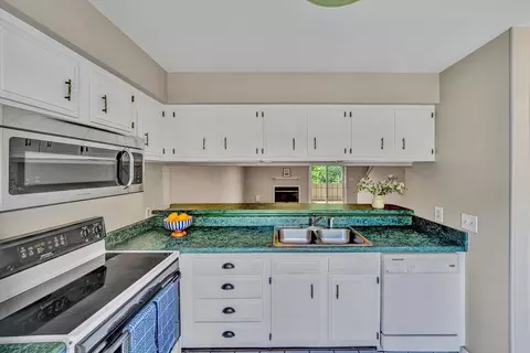 Kitchen - 7311 Maple Ct, Roanoke, VA 24018 photo 3 of 4