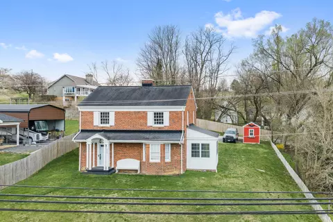 209 E Main St, Fincastle, VA 24090 photo 2